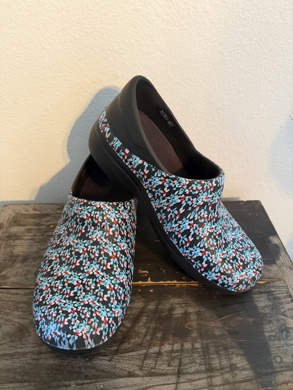 Crocs Neria Pro ll Women 10 Floral Slip Resistant Clogs Nursing Work Comfy